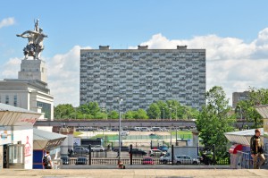 Скульптурная группа 'Рабочий и колхозница'