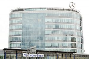 Многофункциональное здание с выставочным комплекс 'Mercedes-Benz Plaza'